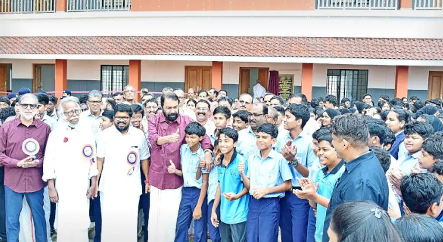 മുണ്ടേരി ഗവ. ഹയർ സെക്കൻഡറി സ്കൂൾ കെട്ടിട സമുച്ചയം ഉദ്ഘാടനം ചെയ്തശേഷം മന്ത്രി വി ശിവൻകുട്ടി
കുട്ടികളോട് സൗഹൃദ സംഭാഷണത്തിൽ. മന്ത്രി രാമചന്ദ്രൻ കടന്നപ്പള്ളി, കെ കെ രാഗേഷ് എന്നിവർ സമീപം