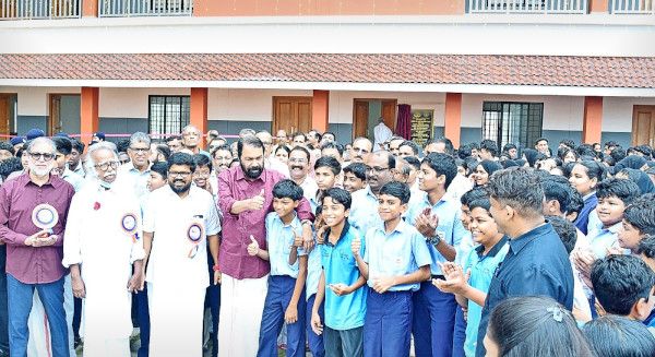 മുണ്ടേരി ഗവ. ഹയർ സെക്കൻഡറി സ്കൂൾ കെട്ടിട സമുച്ചയം ഉദ്ഘാടനം ചെയ്തശേഷം മന്ത്രി വി ശിവൻകുട്ടി  കുട്ടികളോട് സൗഹൃദ സംഭാഷണത്തിൽ. മന്ത്രി രാമചന്ദ്രൻ കടന്നപ്പള്ളി, കെ കെ രാഗേഷ് എന്നിവർ സമീപം 