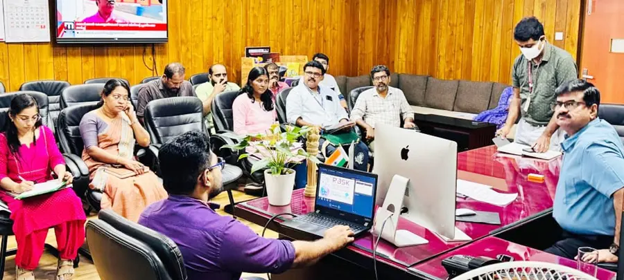 കുട്ടികളുടെ ആരോഗ്യസംരക്ഷണം ഉറപ്പാക്കാനുള്ള പദ്ധതികൾ ചർച്ച ചെയ്യാനായി കലക്ടർ വി ആർ വിനോദിന്റെ  നേതൃത്വത്തിൽ ചേംബറിൽ ചേർന്ന  വിവിധ വകുപ്പുകളുടെ യോഗം