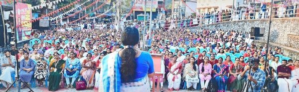 അഖിലേന്ത്യ ജനാധിപത്യ മഹിളാ അസോസിയേഷൻ ജില്ലാസമ്മേളനത്തിന് സമാപനം കുറിച്ച്  ശ്രീകണ്ഠപുരത്ത് നടന്ന പൊതുസമ്മേളനം പ്രസിഡന്റ് പി കെ ശ്രീമതി ഉദ്ഘാടനംചെയ്യുന്നു
