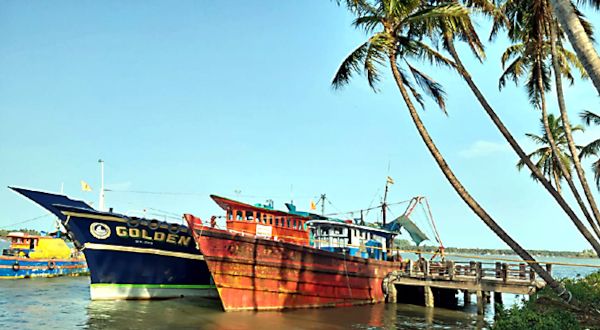 അനധികൃത മീൻപിടിത്തത്തിനിടെ പിടികൂടിയ കർണാടക ബോട്ട്‌ 