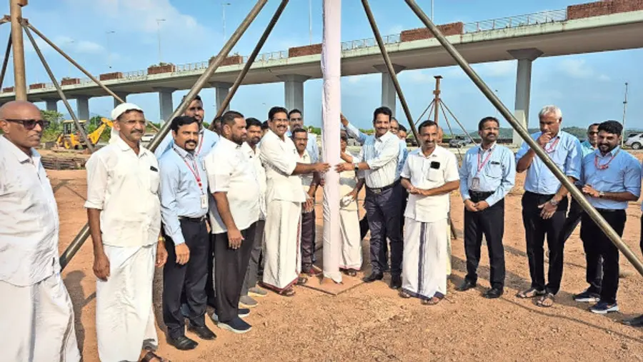 കണ്ണൂർ അന്താരാഷ്ട്ര വിമാനത്താവളത്തിൽ നിർമിക്കുന്ന  താൽക്കാലിക ഹജ്ജ് ക്യാമ്പിന്റെ  കാൽനാട്ടൽ  കിയാൽ എം ഡി സി ദിനേശ് കുമാർ നിർവഹിക്കുന്നു.