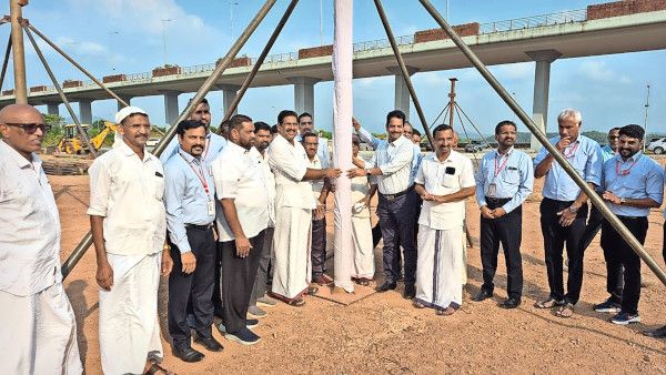 കണ്ണൂർ അന്താരാഷ്ട്ര വിമാനത്താവളത്തിൽ നിർമിക്കുന്ന  താൽക്കാലിക ഹജ്ജ് ക്യാമ്പിന്റെ  കാൽനാട്ടൽ  കിയാൽ എം ഡി സി ദിനേശ് കുമാർ നിർവഹിക്കുന്നു.