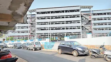 കണ്ണൂര്‍ ജവഹര്‍ സ്റ്റേഡിയത്തിന് സമീപത്തെ   മള്‍ട്ടിലെവല്‍ കാര്‍പാര്‍ക്കിങ് കേന്ദ്രം അടച്ചിട്ടതിനെത്തുടര്‍ന്ന്  വാഹനങ്ങള്‍ പാര്‍ക്കിങ് കേന്ദ്രത്തിന് പുറത്ത് നിര്‍ത്തിയ നിലയിൽ 