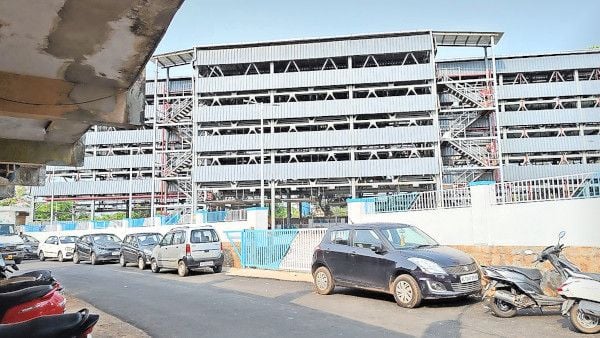 കണ്ണൂര്‍ ജവഹര്‍ സ്റ്റേഡിയത്തിന് സമീപത്തെ   മള്‍ട്ടിലെവല്‍ കാര്‍പാര്‍ക്കിങ് കേന്ദ്രം അടച്ചിട്ടതിനെത്തുടര്‍ന്ന്  വാഹനങ്ങള്‍ പാര്‍ക്കിങ് കേന്ദ്രത്തിന് പുറത്ത് നിര്‍ത്തിയ നിലയിൽ 