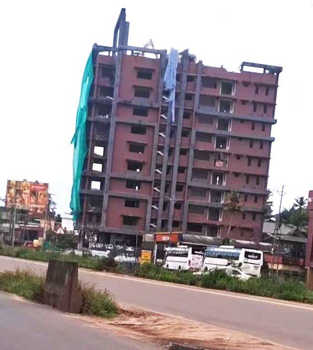 നങ്ങ്യാർകുളങ്ങരയിലെ പാർപ്പിട സമുച്ചയത്തിന്റെ മുകളിൽ  എസ്കവേറ്റർ ഉപയോഗിച്ച് പൊളിക്കുന്നു