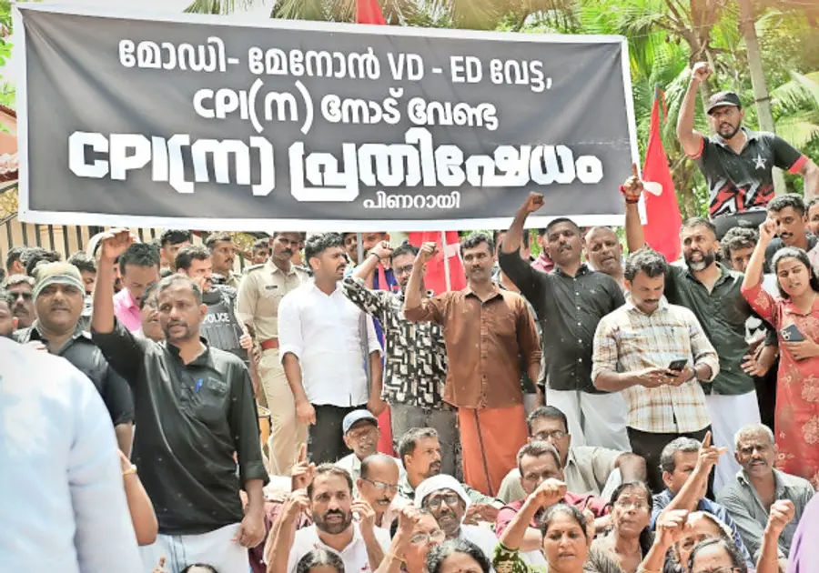 പിണറായിയുടെ വീടിന് മുന്നിൽ സിപിഐ എം പ്രവർത്തകർ പ്രതിഷേധിക്കുന്നു