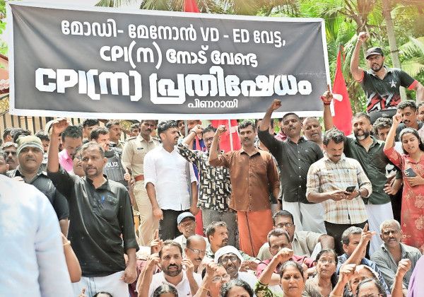 പിണറായിയുടെ വീടിന് മുന്നിൽ സിപിഐ എം പ്രവർത്തകർ പ്രതിഷേധിക്കുന്നു