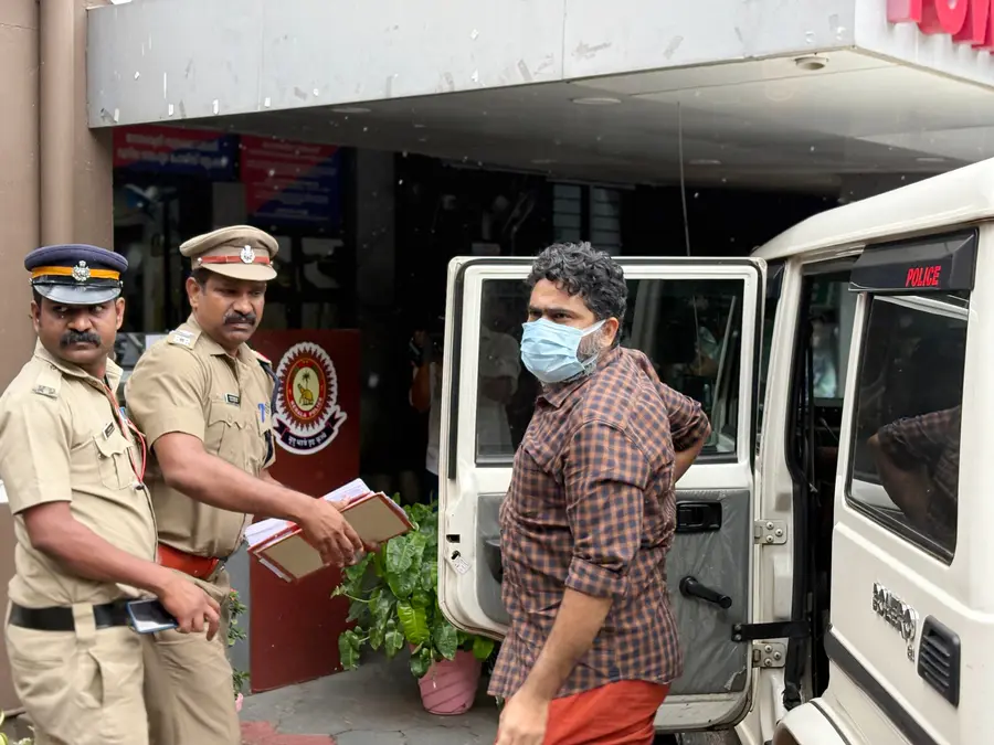 ദളിത് യുവതിയെ പീഡിപ്പിച്ച കേസിൽ കസ്റ്റഡിയിൽ വാങ്ങിയ കോൺഗ്രസ്
കൗൺസിലർ പ്രശോഭിനെ തെളിവെടുപ്പിന്റെ ഭാഗമായി പാലക്കാട് സൗത്ത് പൊലീസ്
സ്റ്റേഷനിലെത്തിച്ചപ്പോൾ