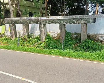 കുളവൻമൊക്ക് - തോലനൂർ റോഡിൽ നൊച്ചുള്ളിപ്പാലത്തിനു സമീപത്തുള്ള അത്താണി