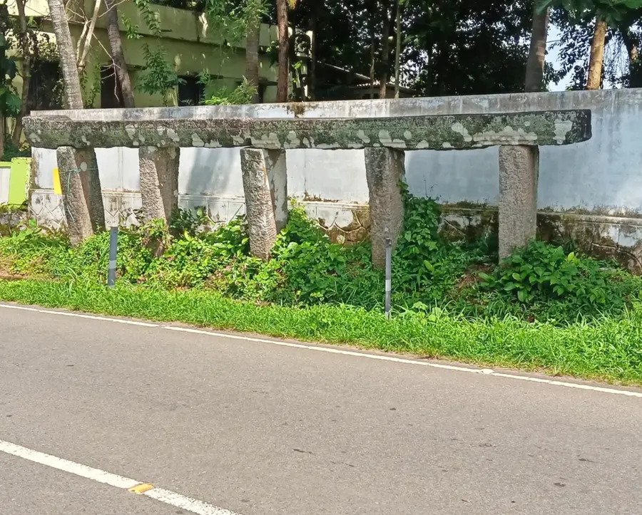 കുളവൻമൊക്ക് - തോലനൂർ റോഡിൽ നൊച്ചുള്ളിപ്പാലത്തിനു സമീപത്തുള്ള അത്താണി