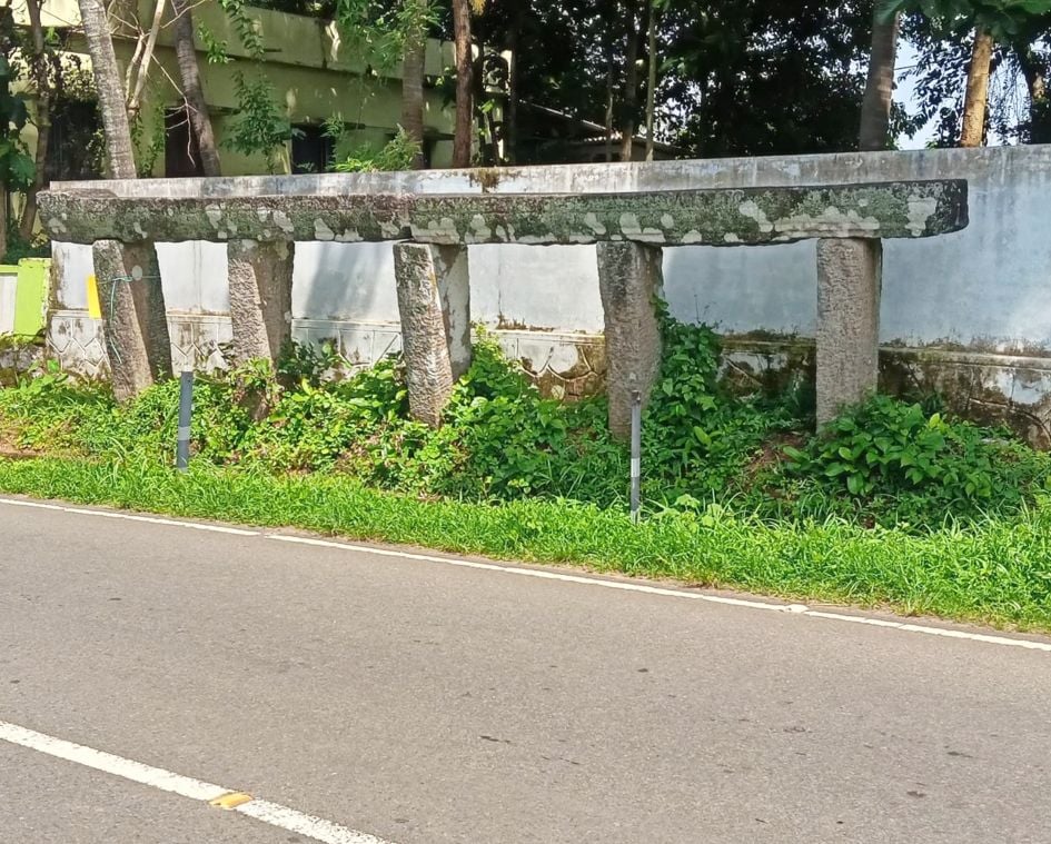 കുളവൻമൊക്ക് - തോലനൂർ റോഡിൽ നൊച്ചുള്ളിപ്പാലത്തിനു സമീപത്തുള്ള അത്താണി