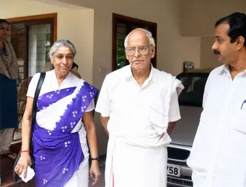 എസ്‌ ജാനകി, പി ഭാസ്‌കരൻ  എന്നിവർക്കൊപ്പം രവി മേനോൻ