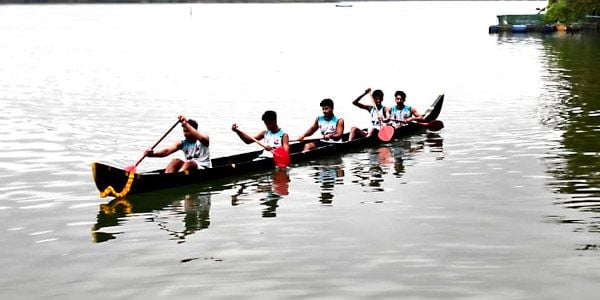 കുണ്ടുപടന്ന ന്യൂജോളിയുടെ വള്ളം നീറ്റിലിറക്കിയപ്പോൾ
