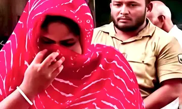 Gold woman Bangladesh border