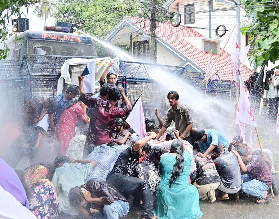 മാർച്ചിൽ പൊലീസ് ജലപീരങ്കി പ്രയോഗിച്ചപ്പോൾ