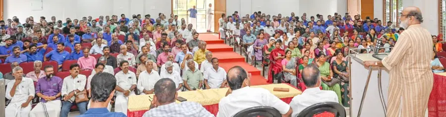 സിഐടിയു ജില്ലാ സമ്മേളനത്തിന്റെ ഭാഗമായി വടക്കഞ്ചേരിയിൽ നടന്ന സെമിനാർ സിപിഐ എം കേന്ദ്രകമ്മിറ്റി അംഗം ഡോ. ടി എം തോമസ് ഐസക് ഉദ്ഘാടനം ചെയ്യുന്നു