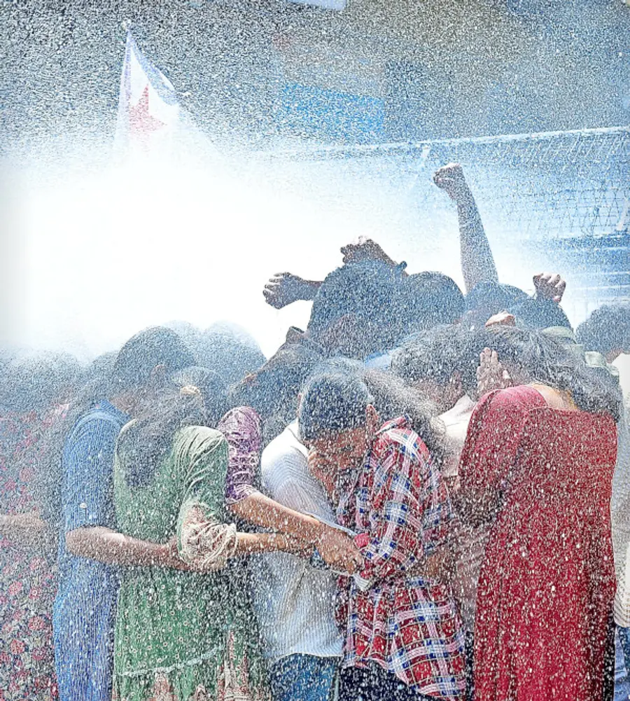 എസ്‌എഫ്‌ഐ  കണ്ണൂർ സിറ്റി പൊലീസ്‌ കമീഷണർ ഓഫീസിലേക്ക്‌ നടത്തിയ മാർച്ചിൽ ജലപീരങ്കി പ്രയോഗിച്ചപ്പോൾ