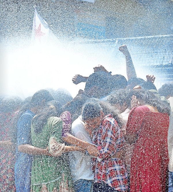 എസ്‌എഫ്‌ഐ  കണ്ണൂർ സിറ്റി പൊലീസ്‌ കമീഷണർ ഓഫീസിലേക്ക്‌ നടത്തിയ മാർച്ചിൽ ജലപീരങ്കി പ്രയോഗിച്ചപ്പോൾ
