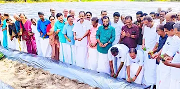 കർഷകസംഘം സംസ്ഥാന സമ്മേളന പ്രതിനിധികൾക്ക്‌ ഭക്ഷണമൊരുക്കാനുള്ള പച്ചക്കറി കൃഷി സംസ്ഥാന സെക്രട്ടറി  വത്സൻ പനോളി ഉദ്‌ഘാടനംചെയ്യുന്നു      