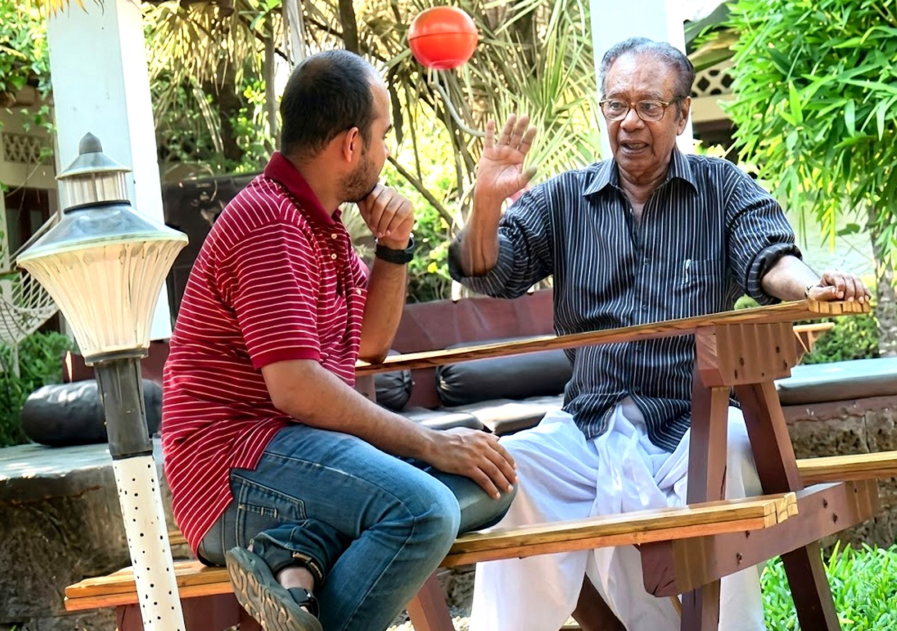 കൈരളി ടിവിയുടെ കേരള എക്സ്പ്രസ് ചിത്രീകരണത്തിനിടെ ആലപ്പി ഷെരീഫും ബിജു മുത്തത്തിയും