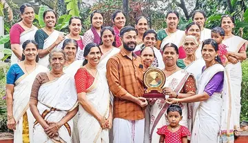 പിഎച്ച്ഡി നേടിയ പടിയൂർ–-കല്യാട് പഞ്ചായത്ത് സ്ഥിരം സമിതി ചെയർമാൻ കെ രാകേഷിന് പതിനഞ്ചാം വാർഡിലെ തൊഴിലുറപ്പ് തൊഴിലാളികൾ നൽകിയ അനുമോദനം