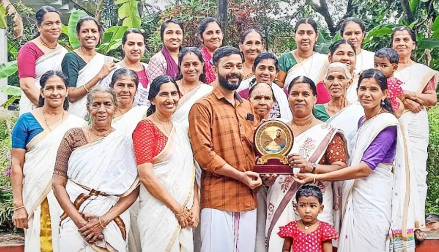 പിഎച്ച്ഡി നേടിയ പടിയൂർ–-കല്യാട് പഞ്ചായത്ത് സ്ഥിരം സമിതി ചെയർമാൻ കെ രാകേഷിന് പതിനഞ്ചാം വാർഡിലെ തൊഴിലുറപ്പ് തൊഴിലാളികൾ നൽകിയ അനുമോദനം