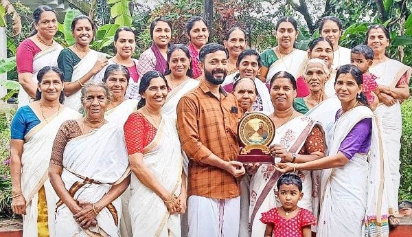 പിഎച്ച്ഡി നേടിയ പടിയൂർ–-കല്യാട് പഞ്ചായത്ത് സ്ഥിരം സമിതി ചെയർമാൻ കെ രാകേഷിന് പതിനഞ്ചാം വാർഡിലെ തൊഴിലുറപ്പ് തൊഴിലാളികൾ നൽകിയ അനുമോദനം