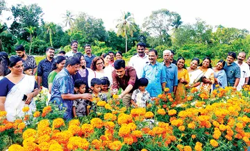 കഞ്ഞിക്കുഴി  പഞ്ചായത്ത് ഒന്നാം വാർഡിൽ വി പി സുനിലിന്റെ പൂപ്പാടത്ത് കലക്ടർ ഷാജി വി നായർ പുഷ്-പോത്സവം ഉദ്‌ഘാടനംചെയ്യുന്നു 