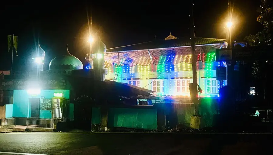 നബിദിനത്തിന്റെ ഭാഗമായി അലങ്കരിച്ച ചെർപ്പുളശേരി കച്ചേരിക്കുന്ന് അറബി തങ്ങൾ ജുമാ മസ്ജിദ്