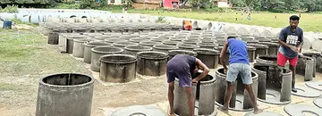 വള്ള്യാട്‌ വയലിൽ ഇരിട്ടി നഗരസഭാ പദ്ധതിയിൽ നിർമിക്കുന്ന റിങ് കമ്പോസ്റ്റ്‌ ബിന്നുകൾ