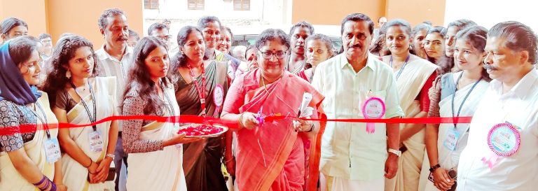 കോഴിക്കോട് ഗവ വനിതാ പോളിടെക്നിക് കോളേജിലെ വർക്ക്ഷോപ്പ് ലബോറട്ടറി ബ്ലോക്ക് മന്ത്രി ആർ ബിന്ദു ഉദ്ഘാടനം ചെയ്യുന്നു. തോട്ടത്തില്‍ രവീന്ദ്രന്‍ എംഎല്‍എ സമീപം