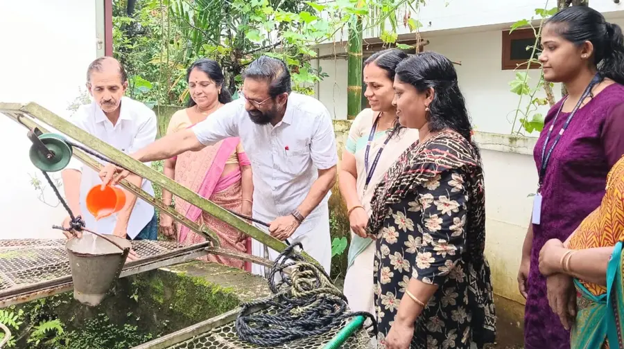 ജലമാണ് ജീവൻ പദ്ധതിയുടെ ജില്ലാതല ഉദ്ഘാടനം ജില്ലാ പഞ്ചായത്ത് പ്രസിഡന്റ് വി എസ് പ്രിൻസ് നിർവഹിക്കുന്നു