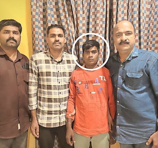 പ്രതി പരേഷ് നാഥ് മണ്ഡലിനൊപ്പം (വൃത്തത്തിൽ) അന്വേഷക സംഘത്തിലെ  അംഗങ്ങളായ എഎസ്ഐ സദാനന്ദൻ ചേപ്പറമ്പ്, സിവിൽ പൊലീസ് ഓഫീസർമാരായ സിദ്ദീഖ് പൊറോറ, പ്രജീഷ് ചൂളിയാട് എന്നിവർ 