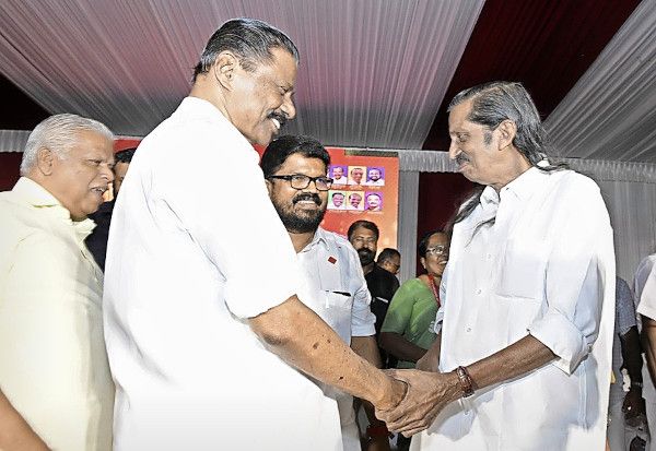 ഇരിട്ടിയിലെ സ്വീകരണ കേന്ദ്രത്തിൽ സിപിഐ നേതാവ്‌ പന്ന്യൻ രവീന്ദ്രൻ എത്തിയപ്പോൾ 