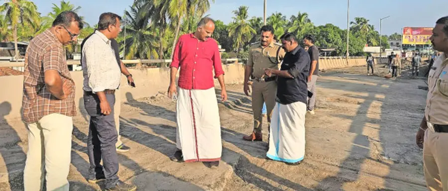 പാപ്പിനിശേരി മേൽപ്പാലത്തിലെ അറ്റകുറ്റപ്പണി  കെ വി സുമേഷ് എംഎൽഎ   വിലയിരുത്താനെത്തിയപ്പോൾ 