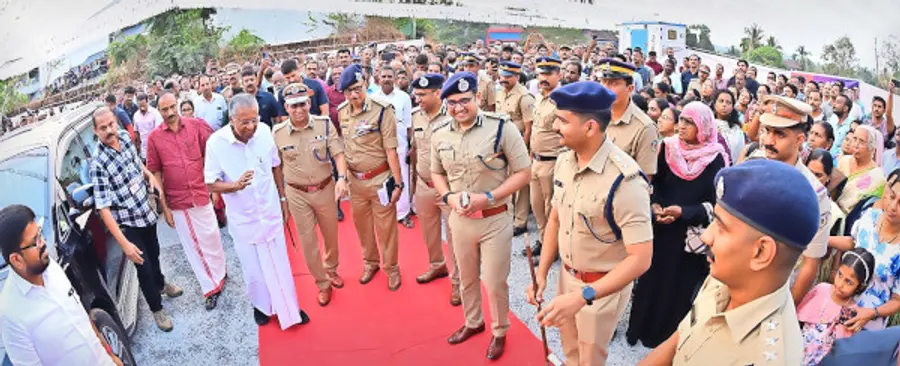 പിണറായി പൊലീസ് സ്റ്റേഷൻ ഉദ്ഘാടനത്തിനെത്തിയ മുഖ്യമന്ത്രി പിണറായി വിജയനെ ഡിജിപി റവഡാ ആസാദ് ചന്ദ്രശേഖറും മറ്റ് ഉദ്യോഗസ്ഥരും ചേർന്ന് സ്വീകരിക്കുന്നു