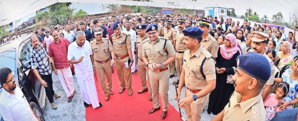 പിണറായി പൊലീസ് സ്റ്റേഷൻ ഉദ്ഘാടനത്തിനെത്തിയ മുഖ്യമന്ത്രി പിണറായി വിജയനെ ഡിജിപി റവഡാ ആസാദ്‌ ചന്ദ്രശേഖറും മറ്റ്‌ ഉദ്യോഗസ്ഥരും ചേർന്ന് സ്വീകരിക്കുന്നു 