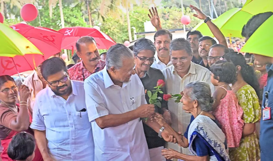 ധർമടം മണ്ഡലത്തിലെ പൊട്ടൻപാറയിൽ എൽഡിഎഫ് വികസന സംവാദ സംഗമത്തിനെത്തിയ വയോധികയോട് സംസാരിക്കുന്ന മുഖ്യമന്ത്രി പിണറായി വിജയൻ