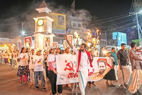  മട്ടന്നൂർ മണ്ഡലം  എൽഡിഎഫ്‌-്‌ സ്ഥാനാർഥി  വി കെ സനോജിന്റെ തെരഞ്ഞെടുപ്പ്‌ പ്രചാരണത്തിന്റെ ഭാഗമായി  എൽഡിവൈഎഫ് യുവതി സബ് കമ്മിറ്റി സംഘടിപ്പിച്ച ‘നൈറ്റ് വാക്ക് വിത്ത് വി കെ സനോജ് ’ പരിപാടിയിൽനിന്ന് 