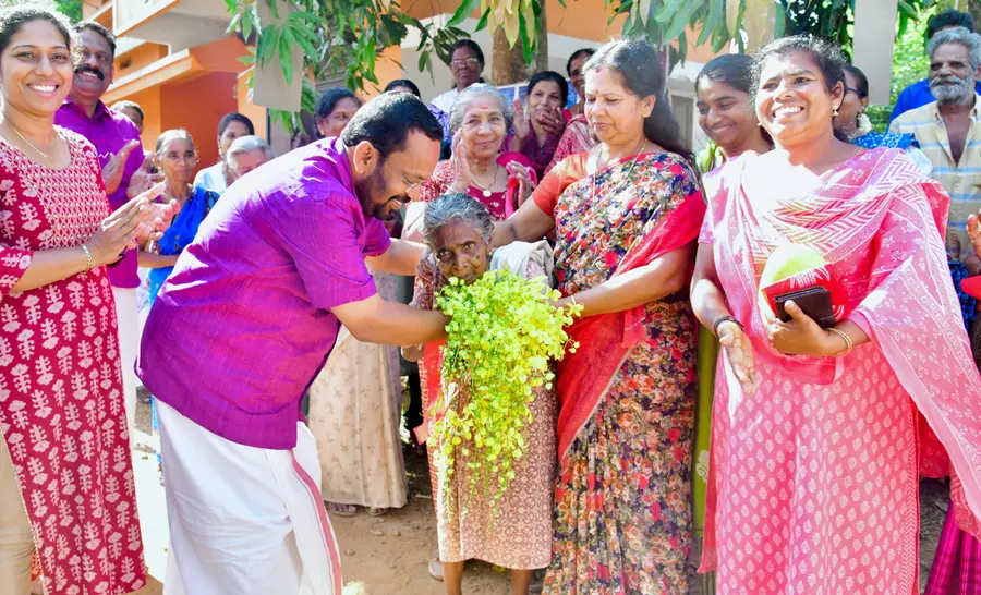 മാടക്കത്തറ മുട്ടിക്കലിൽ നൽകിയ സ്വീകരണത്തിൽ ഒല്ലൂർ മണ്ഡലം എൽഡിഎഫ്‌ സ്ഥാനാർഥി കെ രാജൻ കൊന്നപ്പൂക്കൾ തങ്കമ്മ മുത്തശ്ശിക്ക്‌ സമ്മാനിക്കുന്നു 