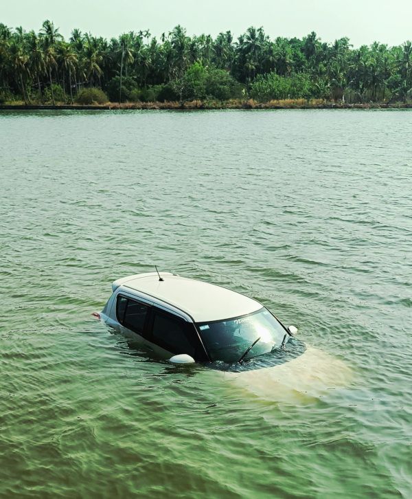 നിയന്ത്രണംവിട്ട്‌ മയ്യഴിപ്പുഴയിലേക്ക്  വീണ കാർ 