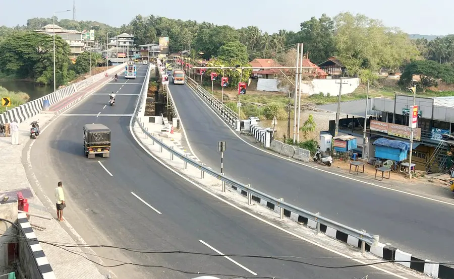 പുതിയ തൂതപാലത്തിലൂടെ വാഹന ഗതാഗതം തുടങ്ങിയപ്പോൾ