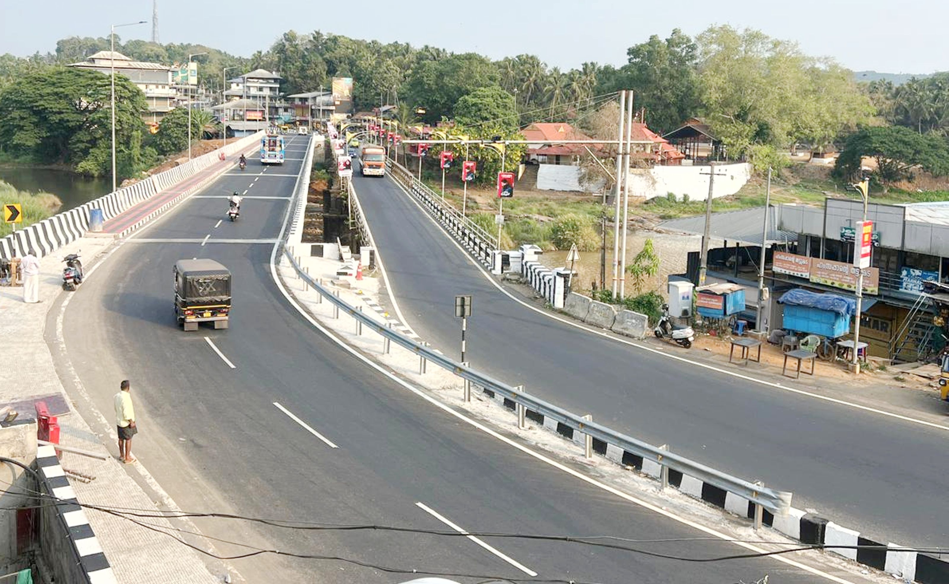 പുതിയ തൂതപാലത്തിലൂടെ വാഹന ഗതാഗതം തുടങ്ങിയപ്പോൾ 