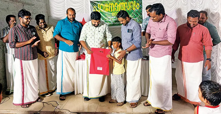 ഡിവൈഎഫ്ഐ ജില്ലയിൽ സംഘടിപ്പിക്കുന്ന പഠനോത്സവം വിദ്യാർഥികൾക്ക് പഠനോപകരണങ്ങൾ നൽകി സംസ്ഥാന
പ്രസിഡന്റ് വി വസീഫ് ഉദ്ഘാടനംചെയ്യുന്നു