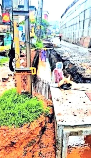 വെെദ്യുതി തൂണുകൾ മാറ്റാത്തിനാൽ ദേശീയപാത സർവീസ് റോഡിലെ ഓവുചാൽ വളച്ച് നിർമിക്കുന്നു.
