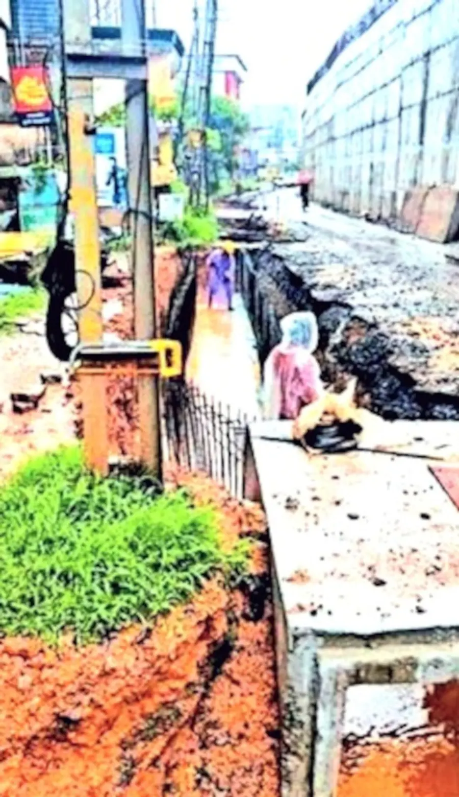 വെെദ്യുതി തൂണുകൾ മാറ്റാത്തിനാൽ ദേശീയപാത സർവീസ് റോഡിലെ ഓവുചാൽ വളച്ച് നിർമിക്കുന്നു.