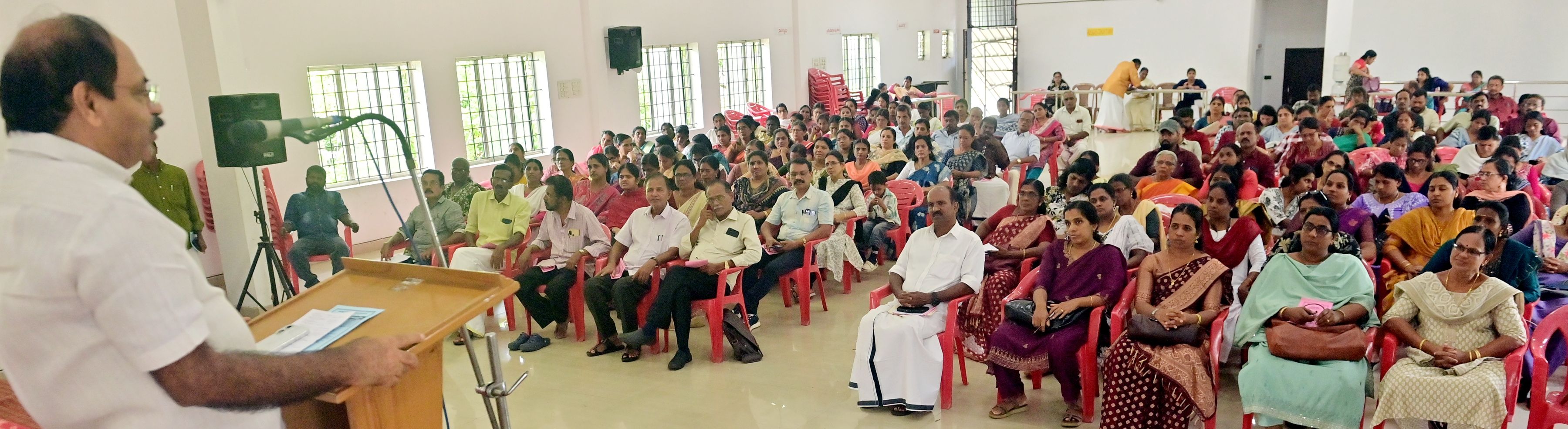 കേരള സ്റ്റേറ്റ് ലൈബ്രേറിയൻസ് യൂണിയൻ ജില്ലാ സമ്മേളനം സിഐടിയു ജില്ലാ സെക്രട്ടറി എം ഹംസ ഉദ്‌ഘാടനം ചെയ്യുന്നു