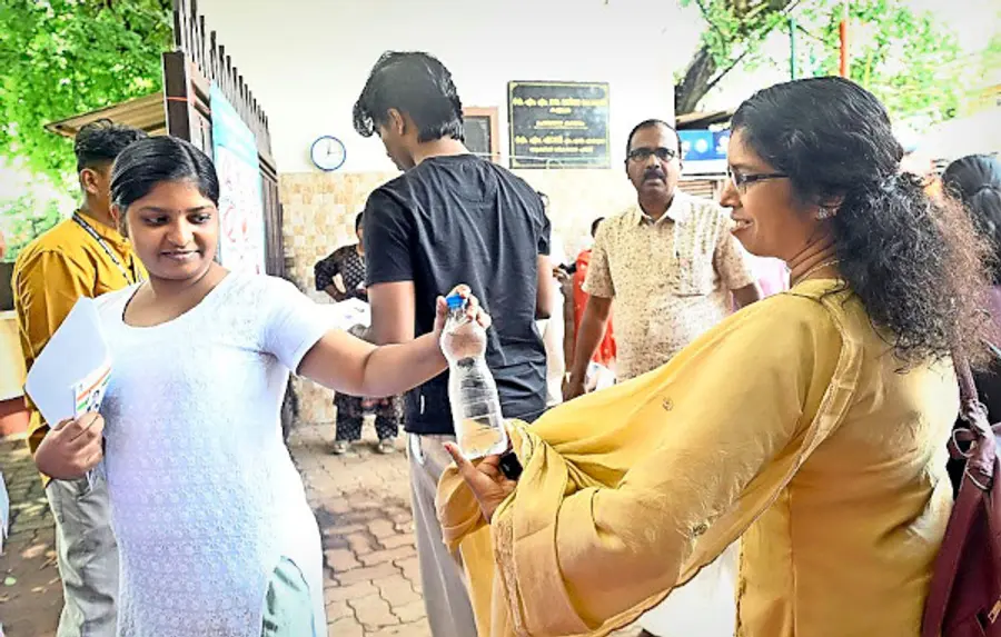 നീറ്റാ(ലാ)കുമോ.... പരീക്ഷാ ചോദ്യപേപ്പർ ചോർന്നതിനെ തുടർന്ന് റദ്ദാക്കിയ നീറ്റ് പരീക്ഷ വീണ്ടും എഴുതാനെത്തിയ വിദ്യാർഥിക്ക് പരീക്ഷാ സെന്ററിന് മുന്നിലെ പരിശോധന കഴിഞ്ഞ് അകത്തേക്ക് കയറുംമുന്പേ കുടിവെള്ളത്തിന്റെ കുപ്പി കൈമാറുന്ന അമ്മ. മുൻ പരീക്ഷ റദ്ദാക്കിയ പശ്ചാത്തലത്തിൽ കുട്ടികളിൽ പലരും വലിയ സമ്മർദത്തോടെയാണ് പരീക്ഷയ്ക്ക് എത്തിയിരുന്നത്. പകൽ രണ്ടിന് ആരംഭിക്കുന്ന പരീക്ഷയ്ക്ക് പലരും 11 മുതൽ സെന്ററിൽ എത്തി. കണ്ണൂർ കൃഷ്ണമേനോൻ സ്മരക ഗവ. വനിതാ കോളേജിന് മുന്നിൽനിന്നുള്ള ദൃശ്യം. ഫോട്ടോ/ജഗത് ലാൽ