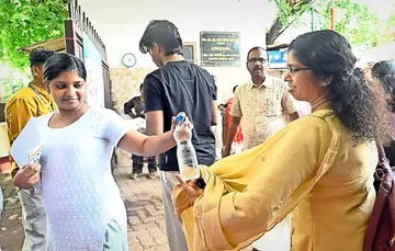  നീറ്റാ(ലാ)കുമോ.... പരീക്ഷാ ചോദ്യപേപ്പർ ചോർന്നതിനെ തുടർന്ന്‌ റദ്ദാക്കിയ നീറ്റ്‌ പരീക്ഷ വീണ്ടും എഴുതാനെത്തിയ വിദ്യാർഥിക്ക്‌ പരീക്ഷാ സെന്ററിന്‌ മുന്നിലെ പരിശോധന കഴിഞ്ഞ്‌ അകത്തേക്ക്‌ കയറുംമുന്പേ കുടിവെള്ളത്തിന്റെ കുപ്പി കൈമാറുന്ന അമ്മ. മുൻ പരീക്ഷ റദ്ദാക്കിയ പശ്‌ചാത്തലത്തിൽ  കുട്ടികളിൽ പലരും വലിയ സമ്മർദത്തോടെയാണ്‌ പരീക്ഷയ്‌ക്ക്‌ എത്തിയിരുന്നത്‌. പകൽ രണ്ടിന്‌ ആരംഭിക്കുന്ന പരീക്ഷയ്‌ക്ക്‌ പലരും 11  മുതൽ സെന്ററിൽ എത്തി. കണ്ണൂർ കൃഷ്‌ണമേനോൻ സ്‌മരക ഗവ. വനിതാ കോളേജിന്‌ മുന്നിൽനിന്നുള്ള ദൃശ്യം.                                                                       ഫോട്ടോ/ജഗത്‌ ലാൽ